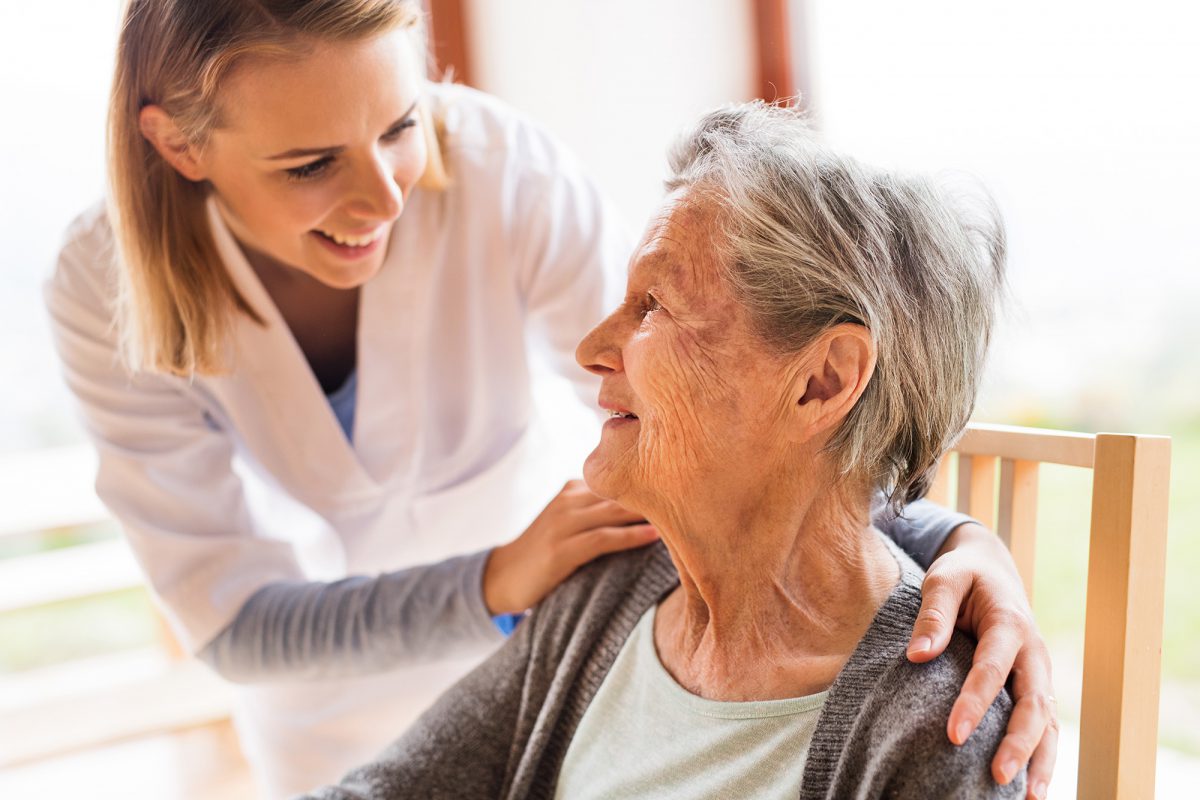 Infirmière et personne âgée